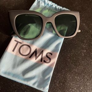TOMS women’s polarized sunglasses matte black